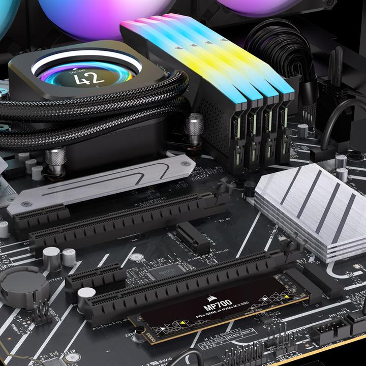 Actual product image Corsair MP700 (1000 GB, M.2 2280)