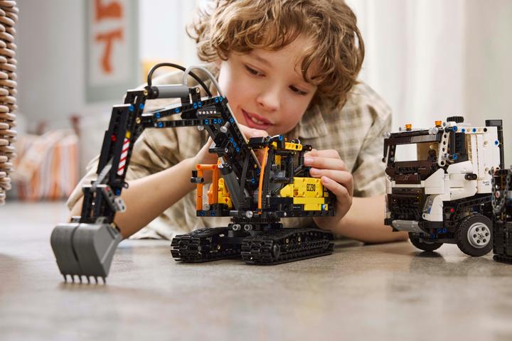 Immagine prodotto LEGO 42175 Camion Volvo FMX con escavatore elettrico cingolato EC230 (42175, LEGO Technic)