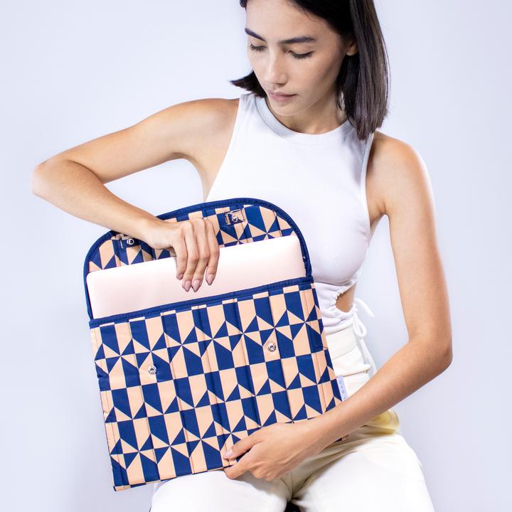Actual product image Kind Bag Laptop Sleeve 13" Navy Coffee (13", Universal)