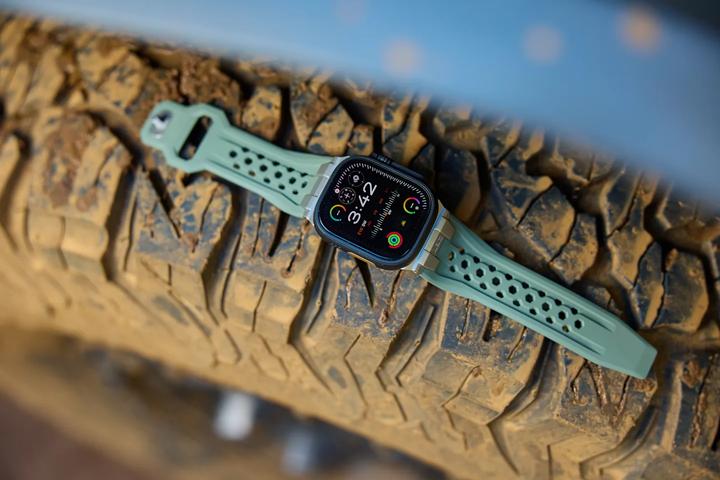 Actual product image UAG Urban Armor Gear Monarch Strap| Apple Watch Ultra/42/44/45/46mm| olive/titanium| (194158117236) (Fluoroelastomer, Rubber)