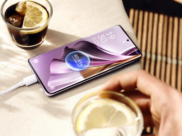 Actual product image OPPO Reno 10 Pro (256 GB, Glossy Purple, 6.70", Dual SIM, 50 Mpx, 5G)