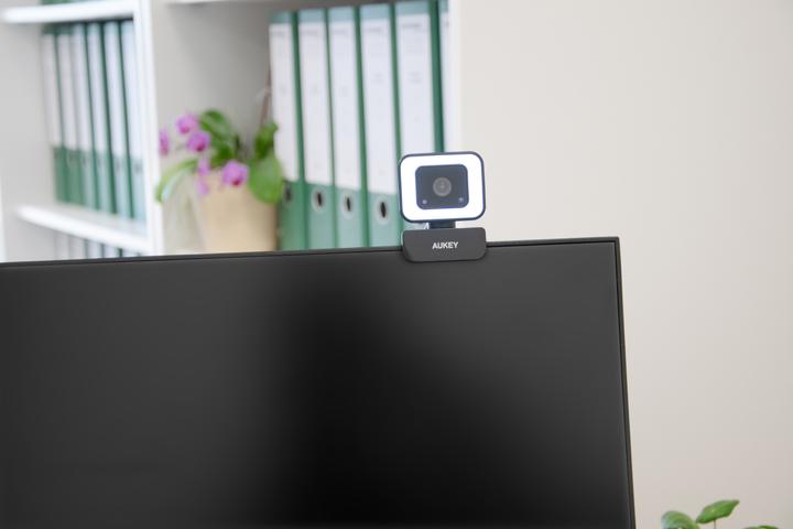 Actual product image Aukey PC-LM6 Stream Series with Ring Light (2 Mpx)