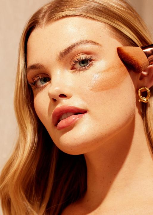 Actual product image St. Tropez - Sunlit Skin Tint + Tan Serum (Self tanning serum, 30 ml)