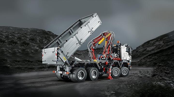 Actual product image LEGO Mercedes-Benz Arocs 3245 (42043, LEGO Technic)
