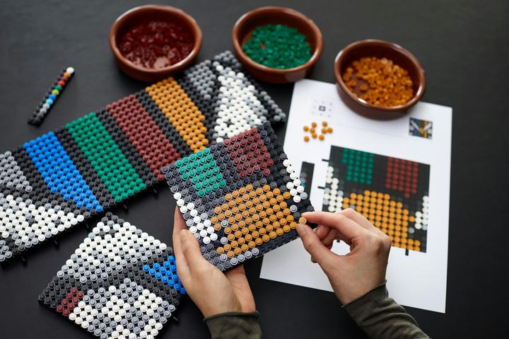 Actual product image LEGO Harry Potter Hogwarts Crest (31201, LEGO Harry Potter)
