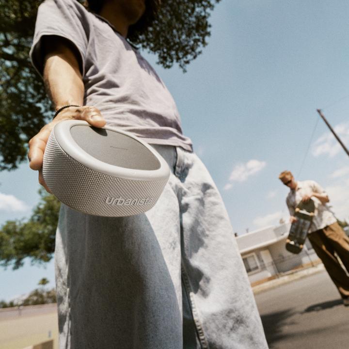 Image du produit Urbanista Malibu Desert Gray Enceinte portable Bluetooth avec panneau solaire (24 h, Panneau solaire)