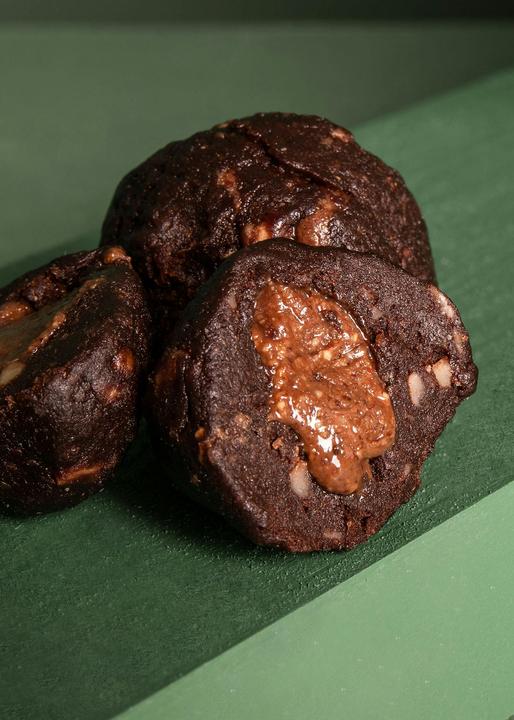 Actual product image KoRo Bio Fruchtkugel auf Dattelbasis mit Haselnuss- und Erdnussmusfüllung (Hazelnut, 1 pcs., 420 g)