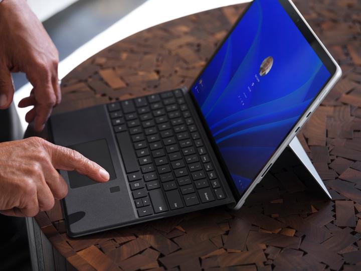 Actual product image Microsoft Surface Pro Signature Keyboard with Fingerprint ID (CH, Docking)