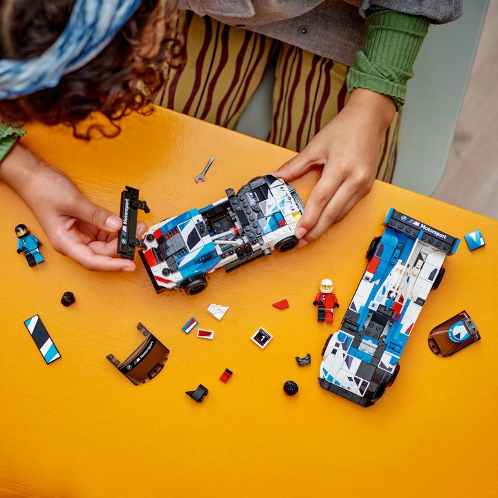 Actual product image LEGO BMW M4 GT3 & BMW M Hybrid V8 racing car (76922, LEGO Speed Champions)