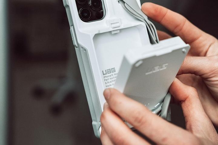 Image du produit UAG Étui pour batterie de flux pour Apple iPhone 13 (Apple iPhone 14, Apple iPhone 13)