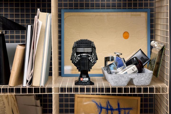 Actual product image LEGO Star Wars - Kylo Ren Helm 18+(75415) (75415, LEGO Star Wars)