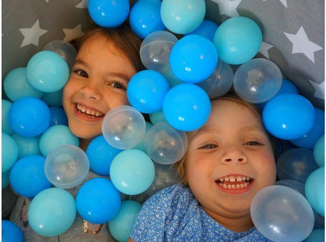 Produktbild Knorrtoys Bällebad soft - "Grey white stars" - 300 balls soft blue/blue/transparent (ca. 6cm Durchmesser)
