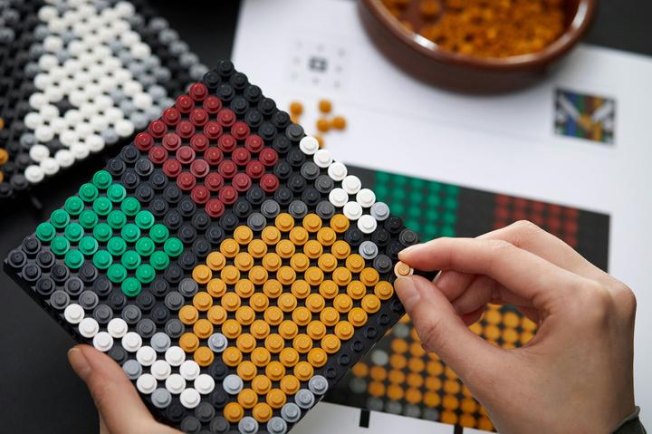 Actual product image LEGO Harry Potter Hogwarts Crest (31201, LEGO Harry Potter)