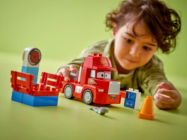Actual product image LEGO Mack at the race (10417)