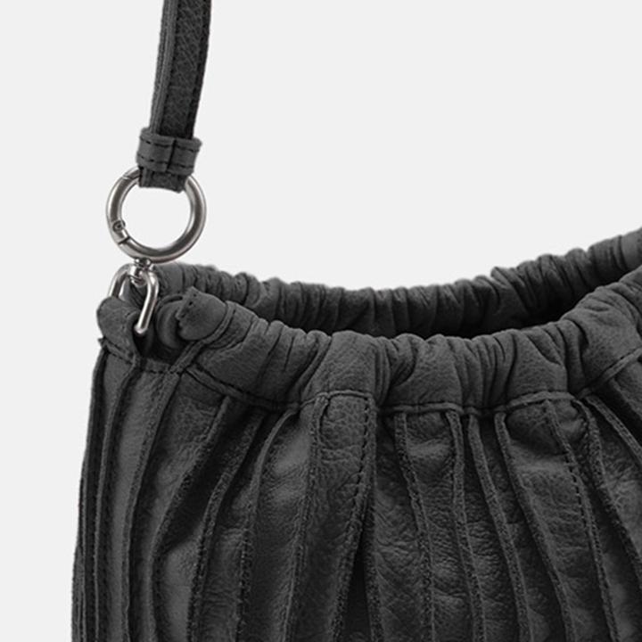 Actual product image FredsBruder Say Hello Beuteltasche Leder 22 cm (5 l)