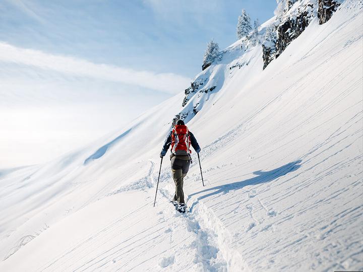 Immagine prodotto Smartbox 1 pernottamento con escursione notturna con le racchette da neve nel Cantone dei Grigioni (2 pers.)