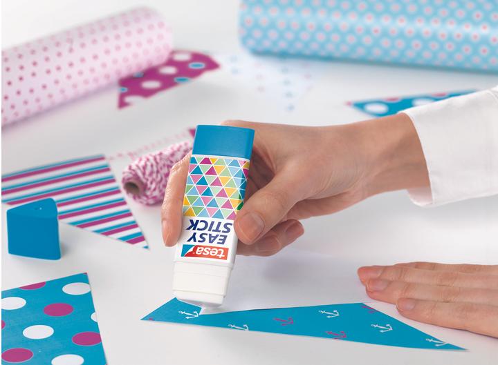 Produktbild tesa 3x Klebestift ecoLogo, geruchsneutraler Klebstick für Papier / Pappe