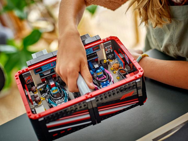 Actual product image LEGO F1 Garage mit Mercedes-AMG & Alpine Rennautos (60444, LEGO City)