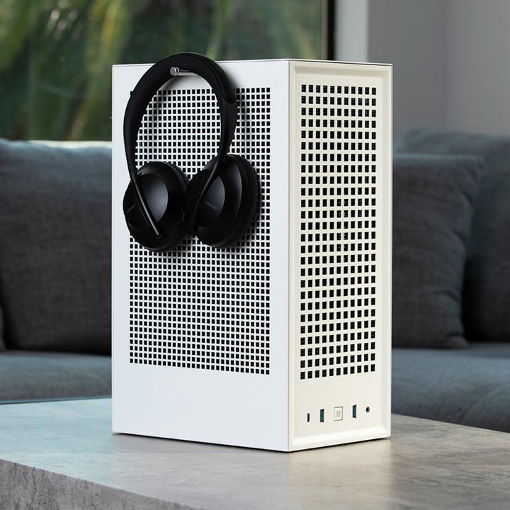 Actual product image Hyte Revolt 3 (ITX)