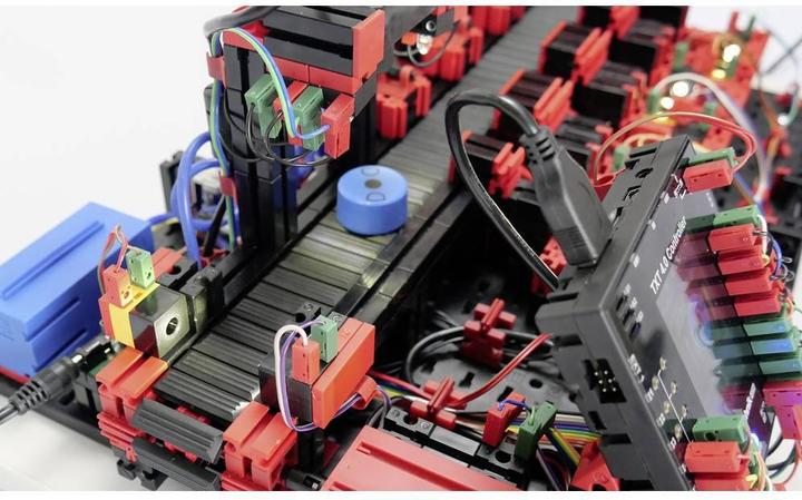 Immagine prodotto Fischertechnik Garanzia di qualità con modello di simulazione AI Dispositivo finito 9 V