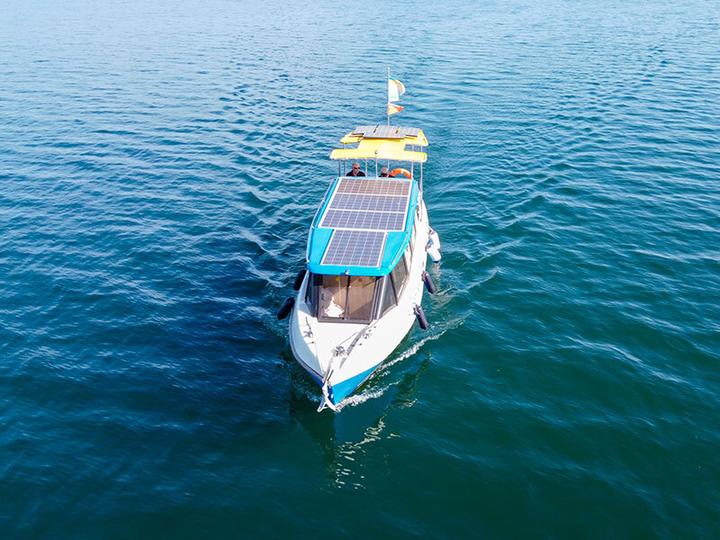 Immagine prodotto Smartbox Crociera di 2h per 12 persone sul lago Léman con bottiglia di vino (2 pers.)