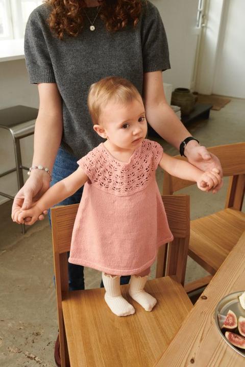 Immagine prodotto Sandnes Garn Anleitungsheft 2505 Sommerbaby Einzelanleitung 2505 Nr. 4 Indy Dress Baby - Englisch