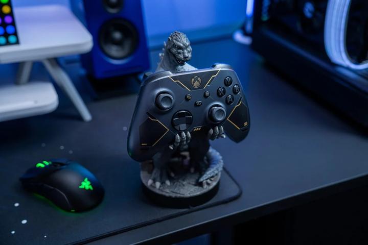 Immagine prodotto Exquisite Gaming Cable Guys - Toho - Godzilla (King of Monsters) Caricatore di Supporto per Telefono e Manette (PS5)