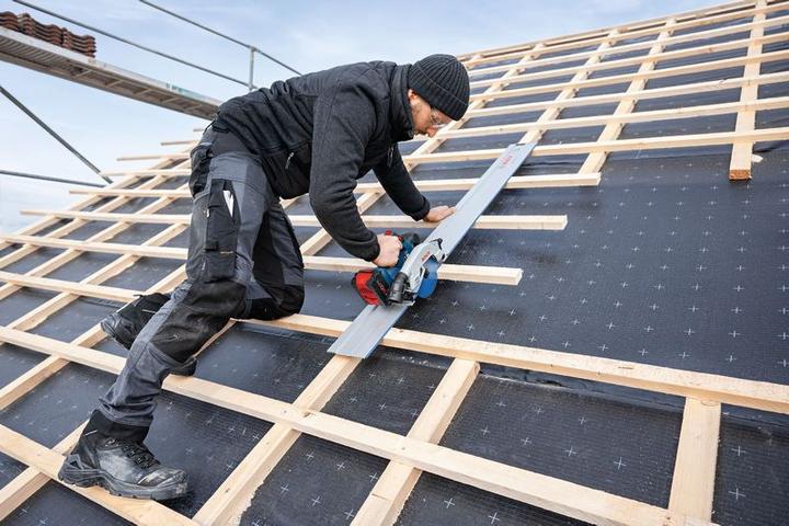 Productafbeelding Bosch Professional Accu-handcirkelzaag GKS 18V-57-2 GX Professional solo, 18Volt (blauw/zwart, zonder accu en lader)