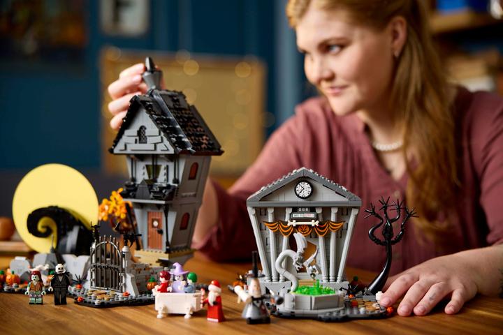Actual product image LEGO Nightmare Before Christmas (21351, LEGO Ideas, LEGO Rare Sets)