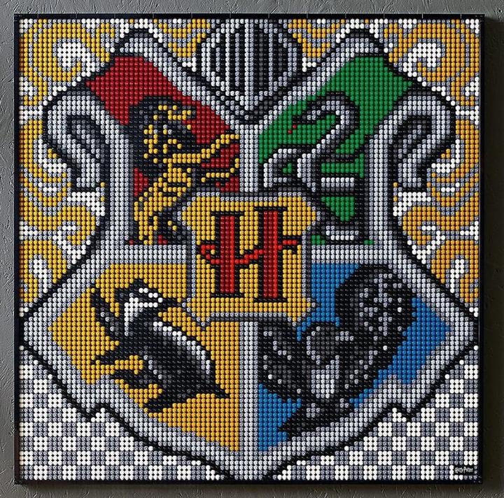 Actual product image LEGO Harry Potter Hogwarts Crest (31201, LEGO Harry Potter)