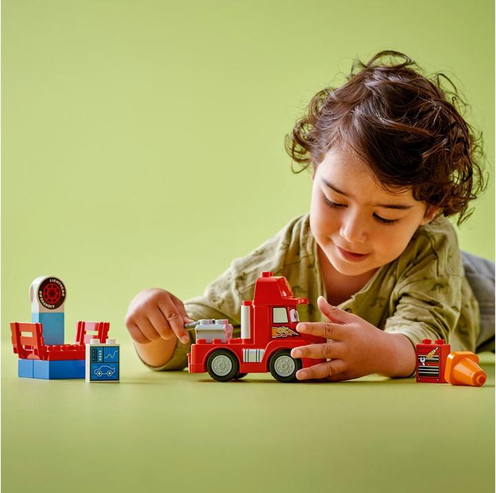 Actual product image LEGO Mack at the race (10417)