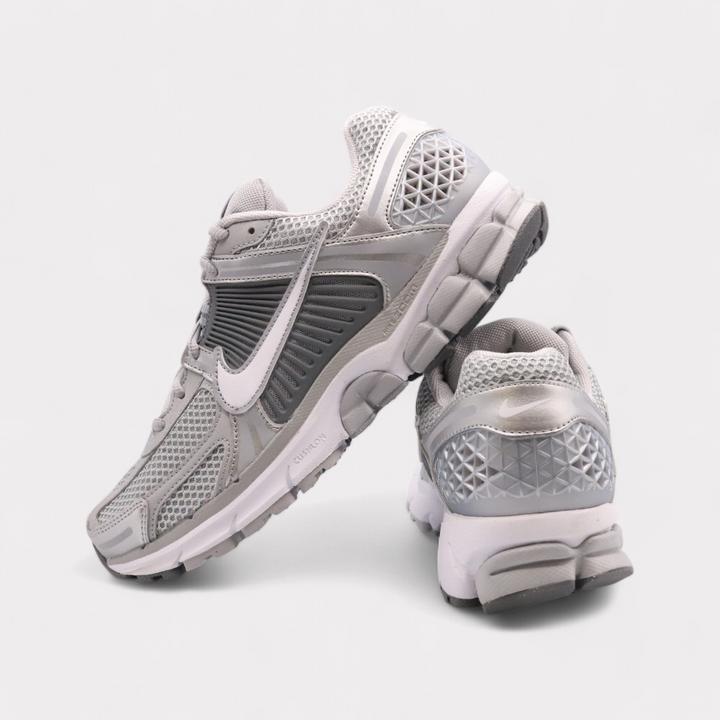 Immagine prodotto Nike Zoom Vomero 5 (45)