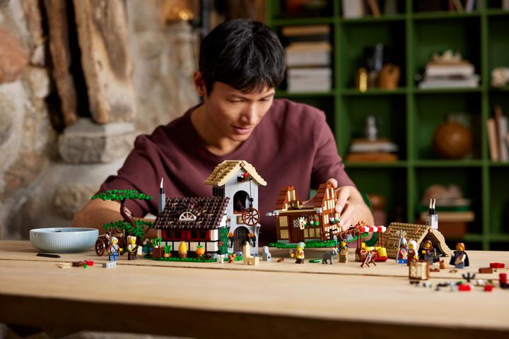Image du produit LEGO Place de la ville médiévale (10332, LEGO Icons, LEGO difficiles à trouver)