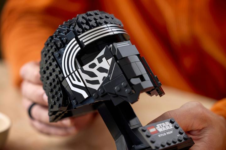 Actual product image LEGO Star Wars - Kylo Ren Helm 18+(75415) (75415, LEGO Star Wars)