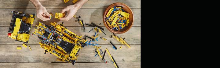 Image du produit LEGO Bulldozer D11 Cat (42131, LEGO Technic)