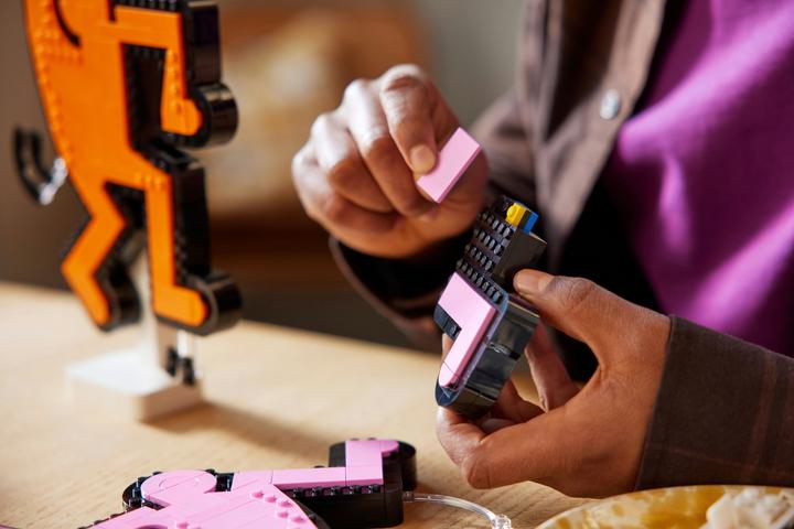Produktbild LEGO Keith Haring – Tanzende Figuren (LEGO Art)