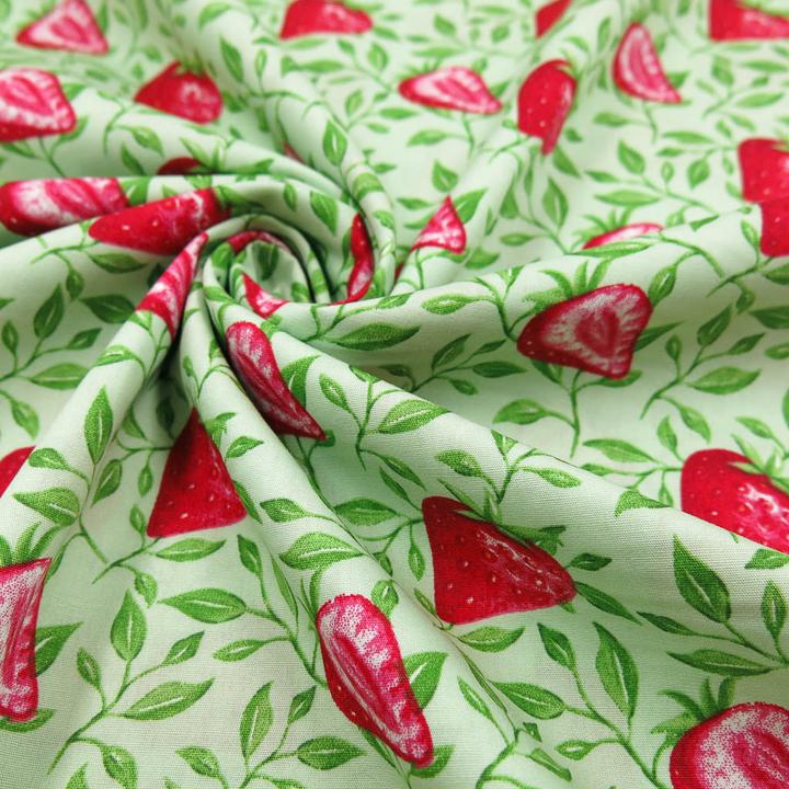 Image du produit Stoffrestposten Coton - fraises sur fond vert - quantité minimale de vente : 1 mètre