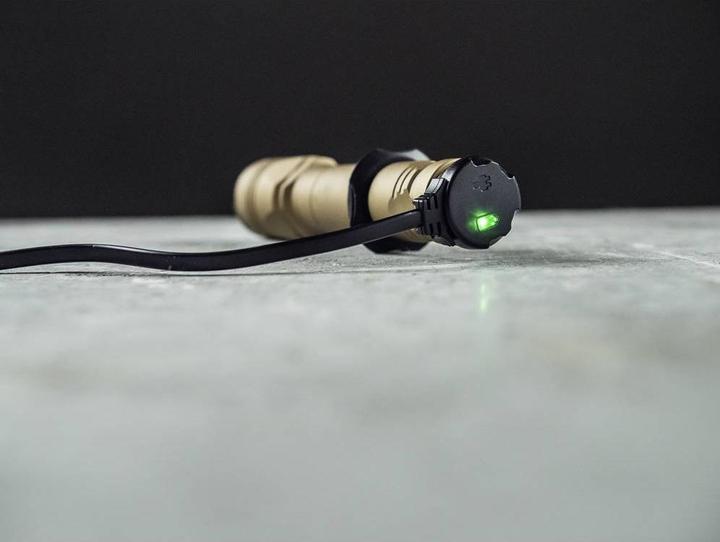Produktbild ArmyTek Dobermann Pro Magnet USB Sand Warm LED Taschenlampe mit Handschlaufe, mit Holster akkubetri (15 cm, 1400 lm)