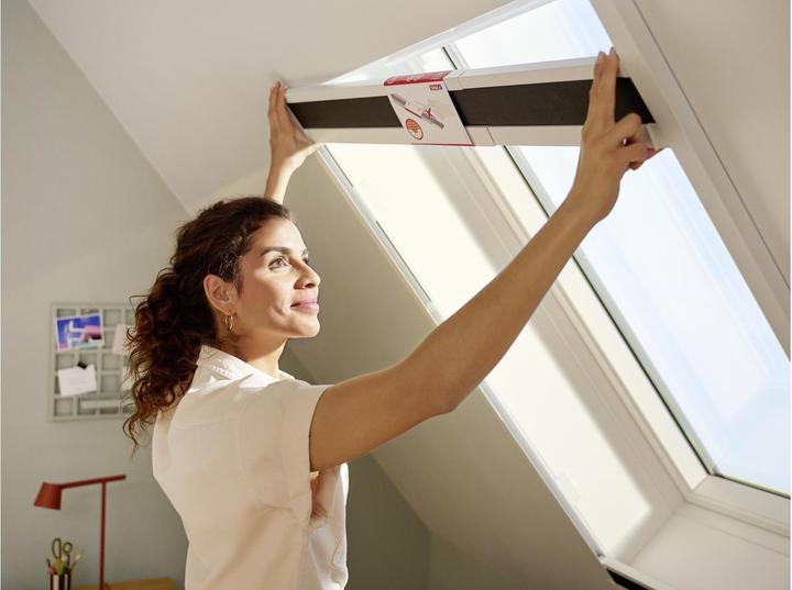 Actual product image tesa Insektenschutz 2-in-1-Plissee - Rollo und Fliegengitter für Dachfenster ohne Bohren