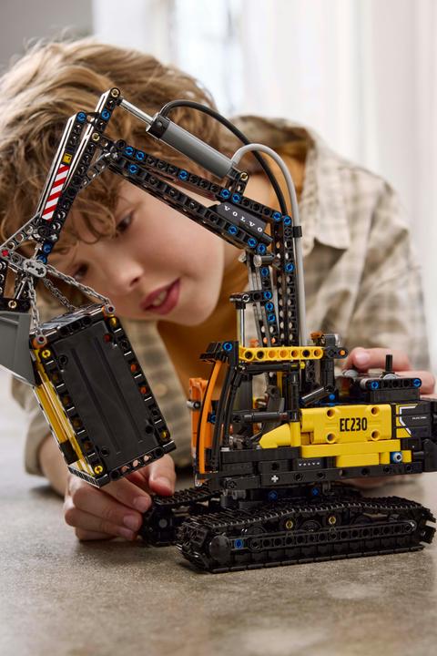 Immagine prodotto LEGO 42175 Camion Volvo FMX con escavatore elettrico cingolato EC230 (42175, LEGO Technic)