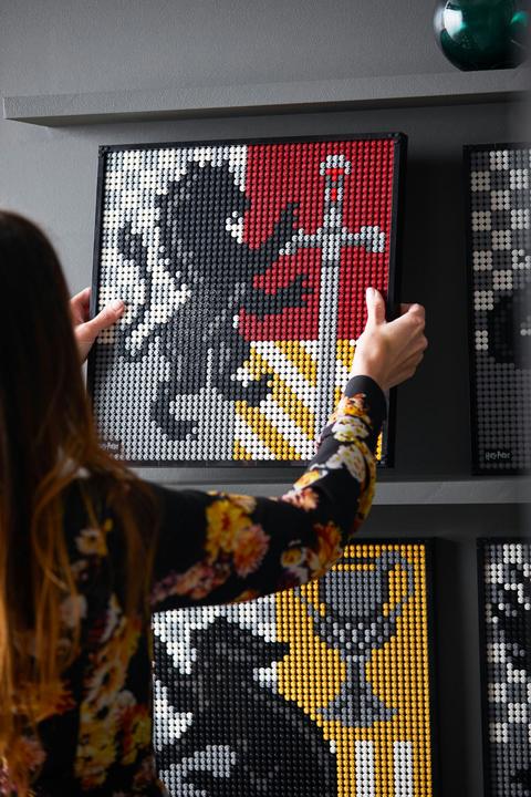 Actual product image LEGO Harry Potter Hogwarts Crest (31201, LEGO Harry Potter)
