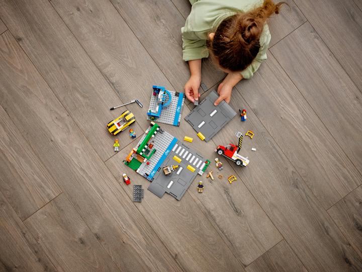 Actual product image LEGO Shopping street with shops (60306, LEGO City)
