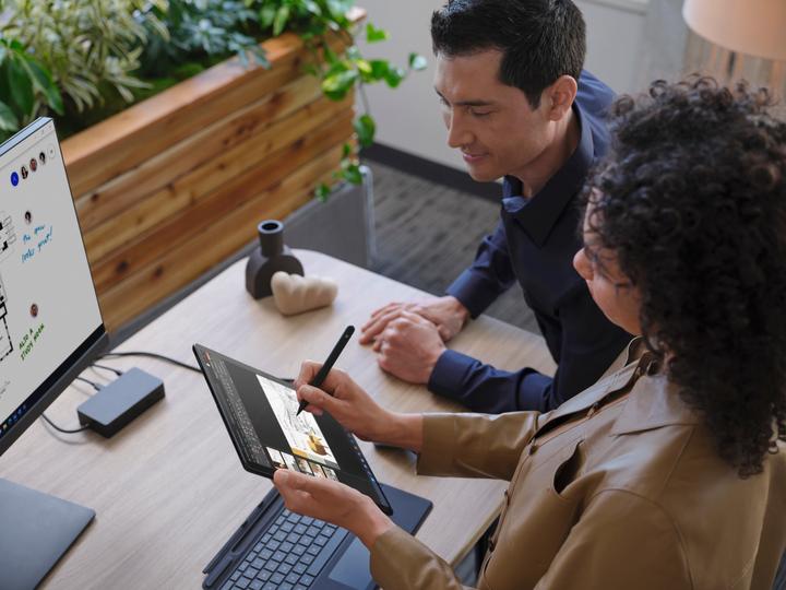 Immagine prodotto Microsoft Surface Pro Signature Keyboard con Fingerprint ID (CH, Docking)