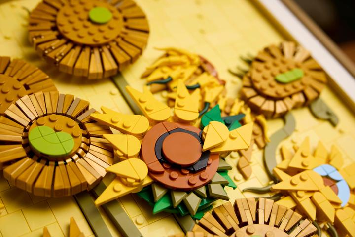 Actual product image LEGO Vincent van Gogh - Sunflowers (31215, LEGO DC, LEGO Rare Sets)