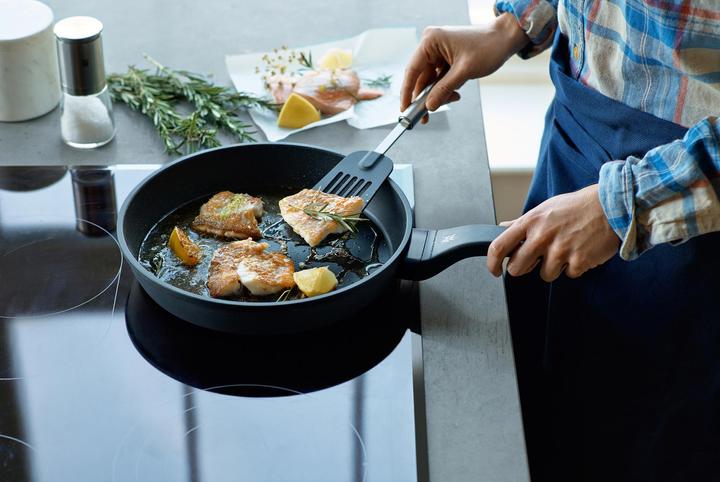 Produktbild WMF Antihaft Pfanne Bratpfanne 24cm Permadur Premium Induktion beschichtet (24 cm, Bratpfanne, Aluminiumguss)