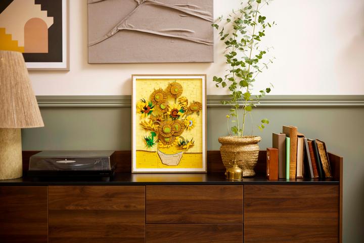Actual product image LEGO Vincent van Gogh - Sunflowers (31215, LEGO DC, LEGO Rare Sets)