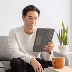 Actual product image Logitech Folio Touch (DE, iPad Air 2020 (4. Gen), iPad Air 2022 (5th Gen))