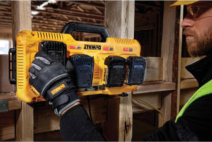 Produktbild DeWalt XR Multi-Voltage-4-Port-8A-Ladegerät (10.8 V)