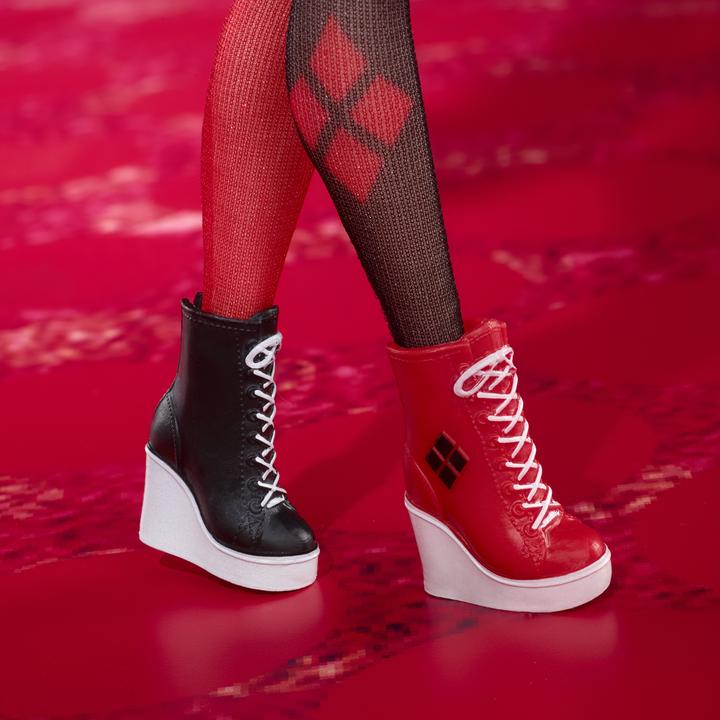 Produktbild Barbie Signature Harley Quinn Sammlerpuppe mit beweglichem Körper, ikonischem Outfit und Schlägel