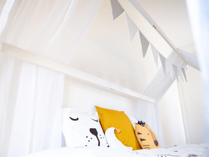 Actual product image Müggi House Bed Decoration Set grey/white with fairy lights pink/white